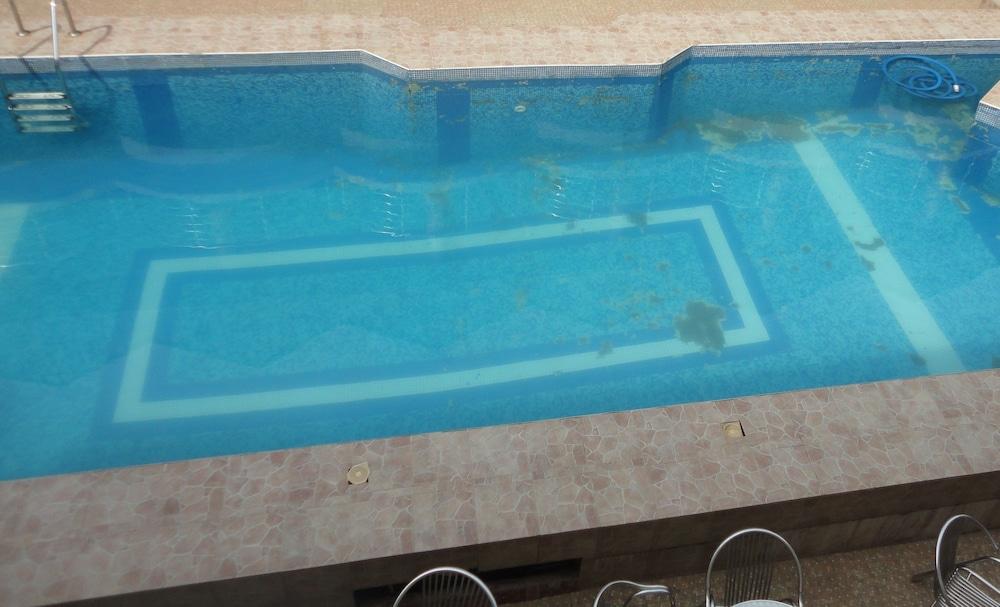بولينغو هوتل تاورز حمام سباحة مكشوف