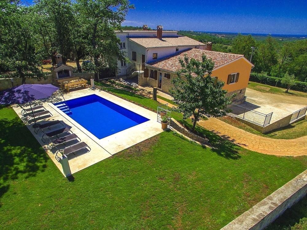 Rustic Home With Swimming Pool in Višnjan