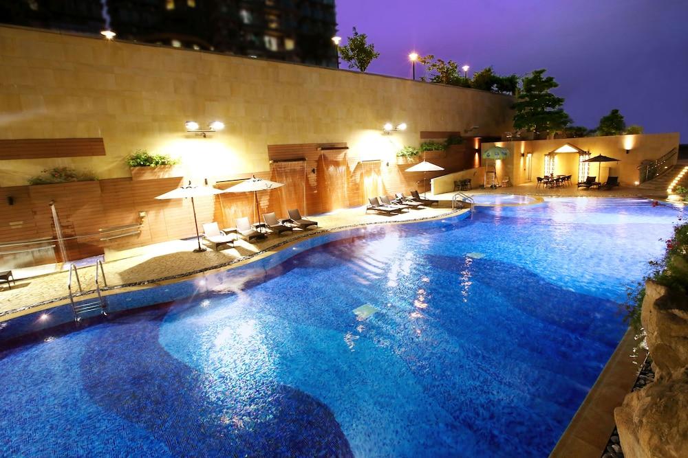 Harbour Plaza 8 Degrees Outdoor Pool