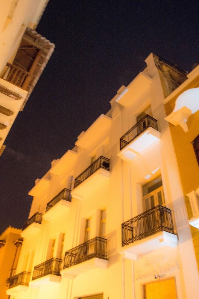 بالكونيز دو ألهيلي هوتل واجهة الفندق