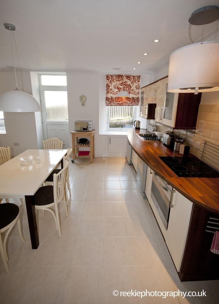 كريف أرموري لاكشري سيلف كايترينج أبارتمنت