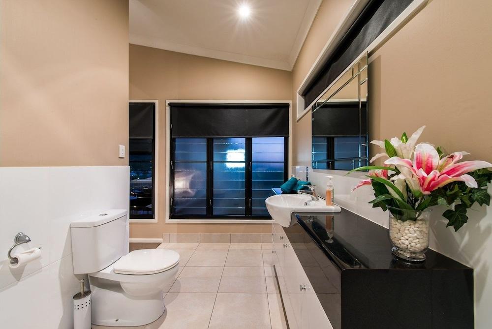 Larimar on Turtle Bay Bathroom