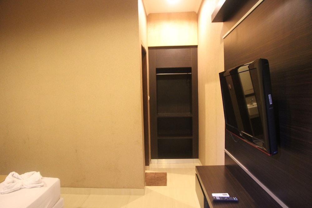 Bumi Aditya Hotel Featured Image