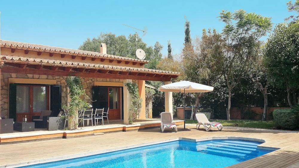 Chalet Correfoc Outdoor Pool