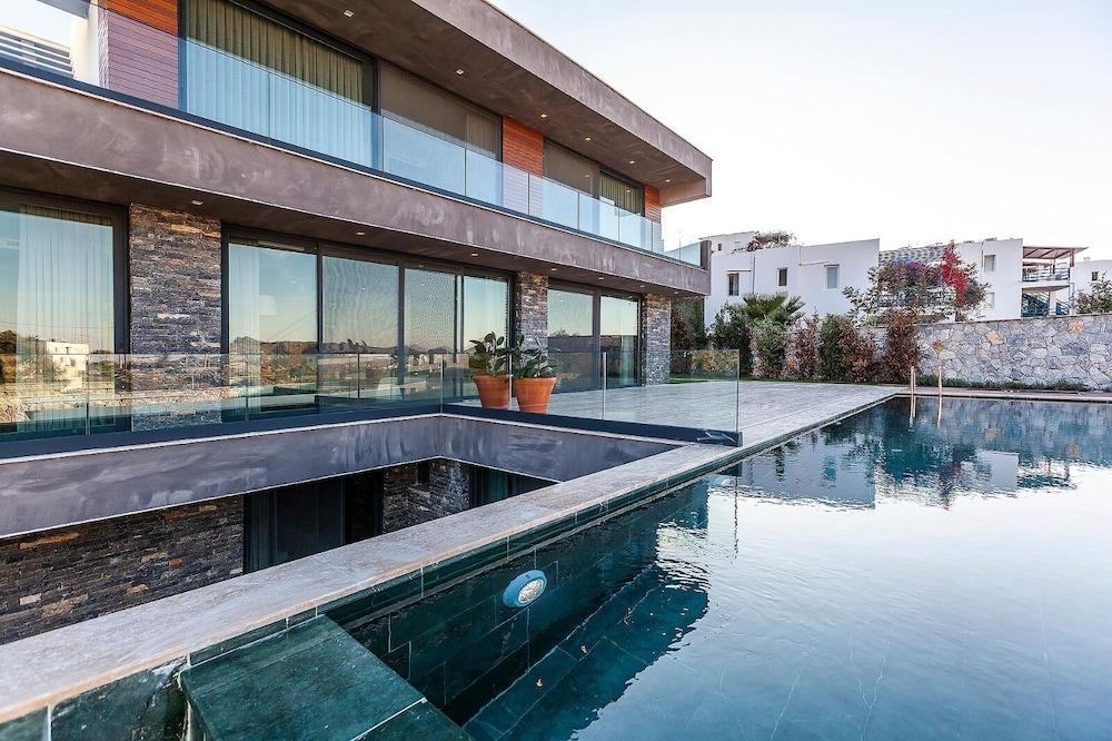 7 Deluxe - Seductive Style and Serenity Outdoor Pool