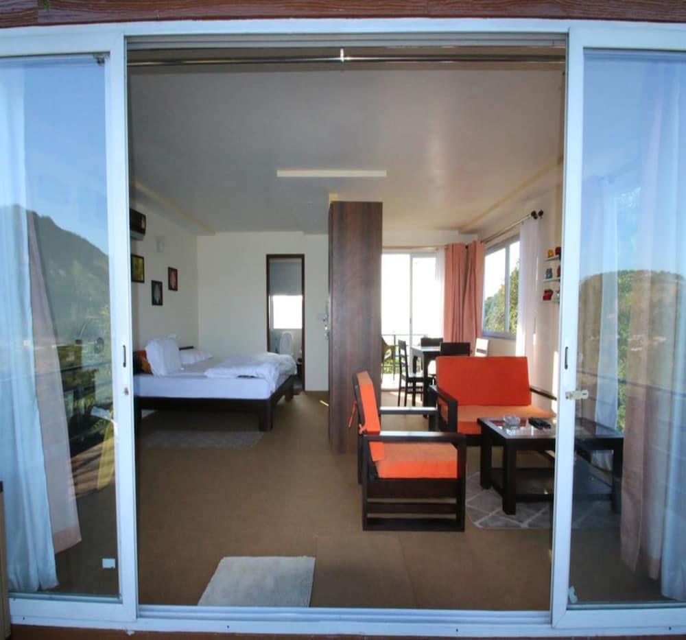 نيست آند هايفس الصورة الأساسية