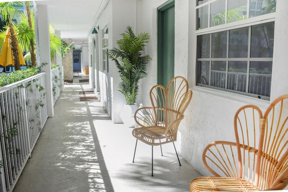 Coral Reef at Key Biscayne Exterior