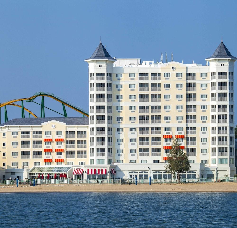 Cedar Point's Hotel Breakers Exterior