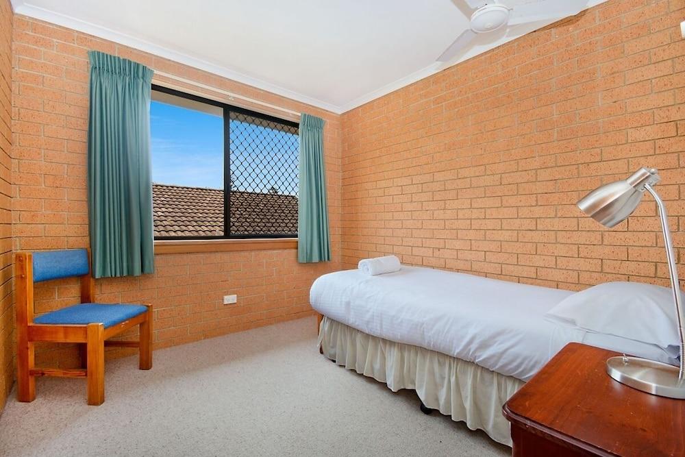 Elsewhere 3 Room