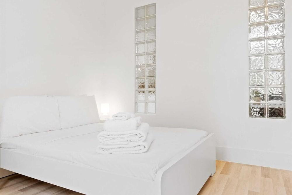 Refined, Light 1 Bed Apt w Balcony in Brixton Room