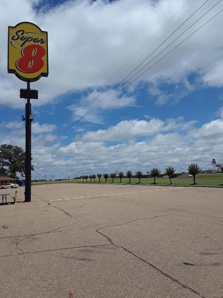 Super 8 by Wyndham Mt. Pleasant TX Featured Image