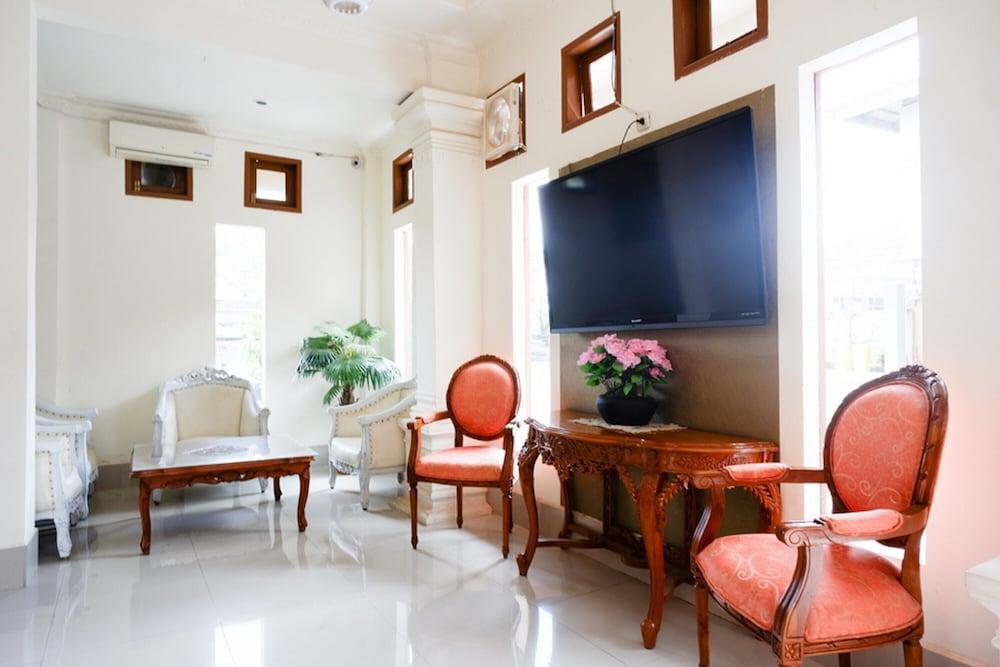 RedDoorz Plus near Haluoleo University Lobby
