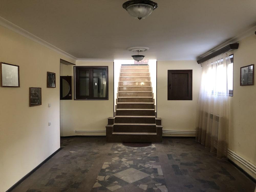Check Inn Dilijan Reception