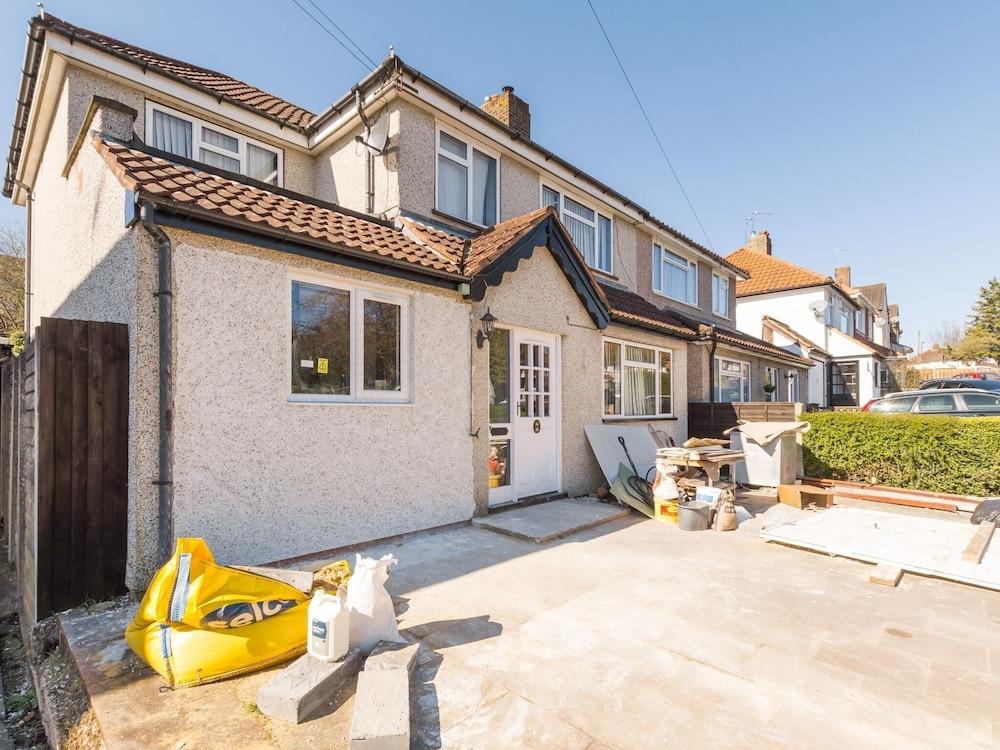 Simplistic Apartment in Croydon near Wandle Park Exterior