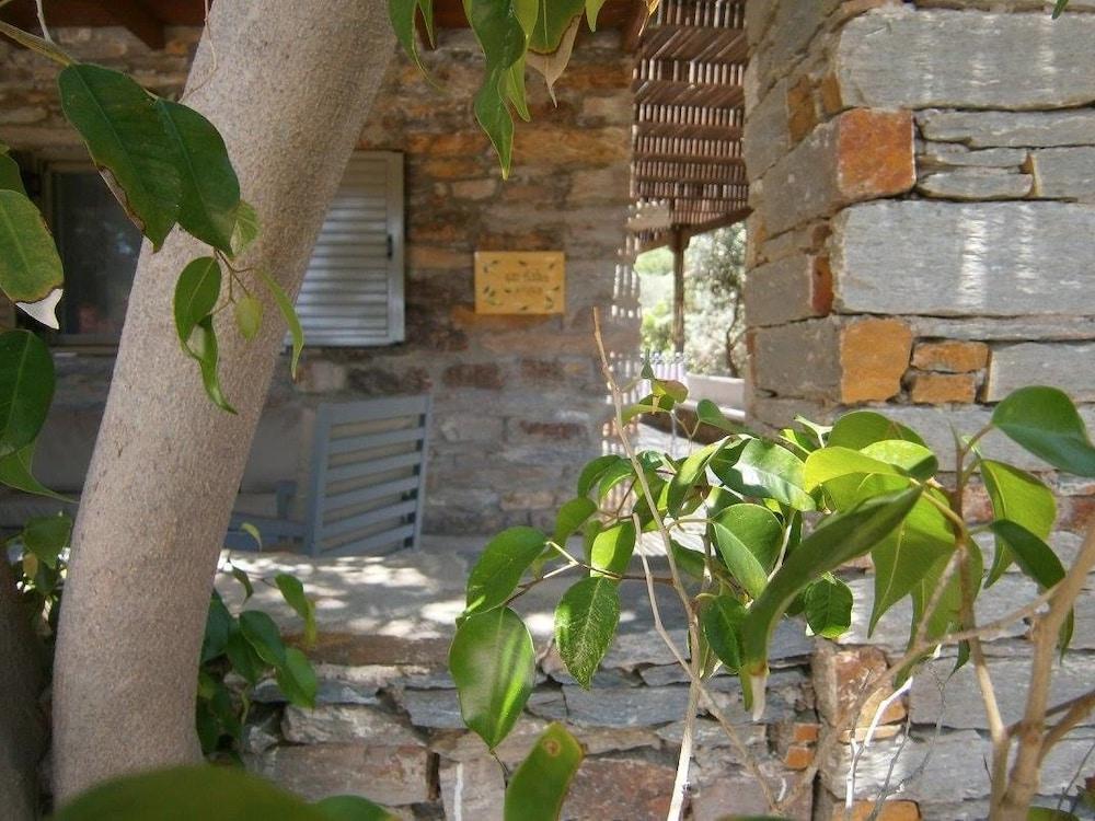 Elea Koundouros Room