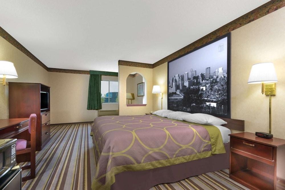 Super 8 by Wyndham Wapakoneta Room
