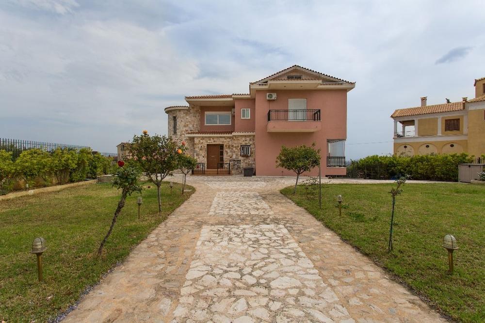 House with an amazing view Featured Image