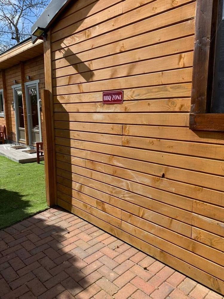 Immaculate Cabin 5 Mins to Inverness Dog Friendly Exterior