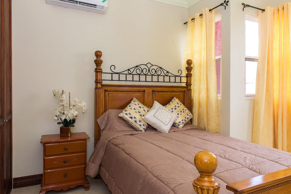 Kinsgton Modern Duplex Apartment with Pool Room