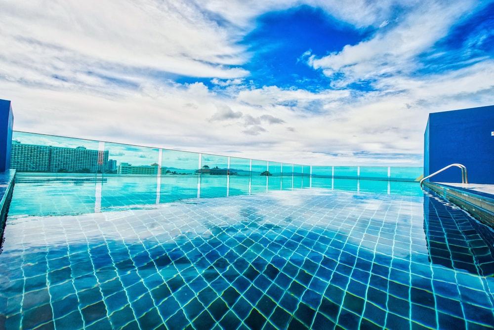Acqua Condominium Rooftop Pool