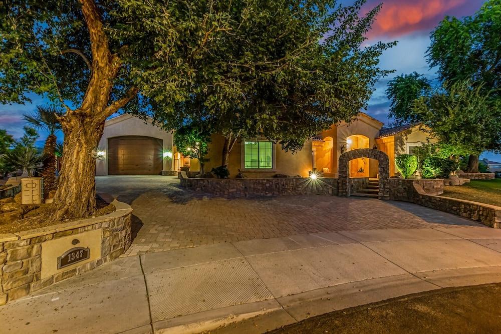 Luxury Home at Red Mountain! Heated Pool, Bocce Court, Firepits! Sleeps 10. Dog Friendly. by RedAwning Exterior