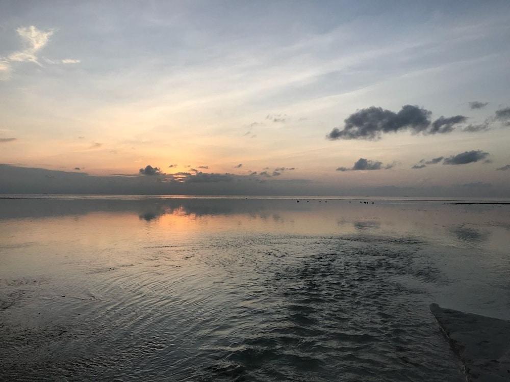 Sunnyside Maamendhoo Beach