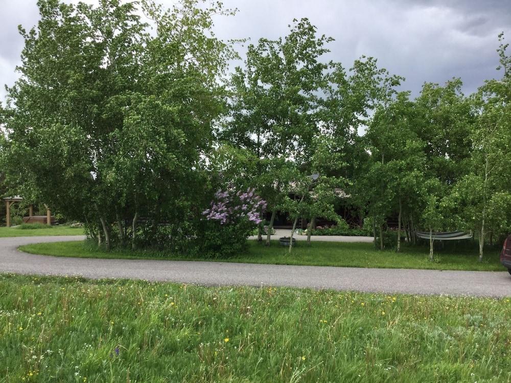 Bozeman - Hyalite View Ranch Property Grounds