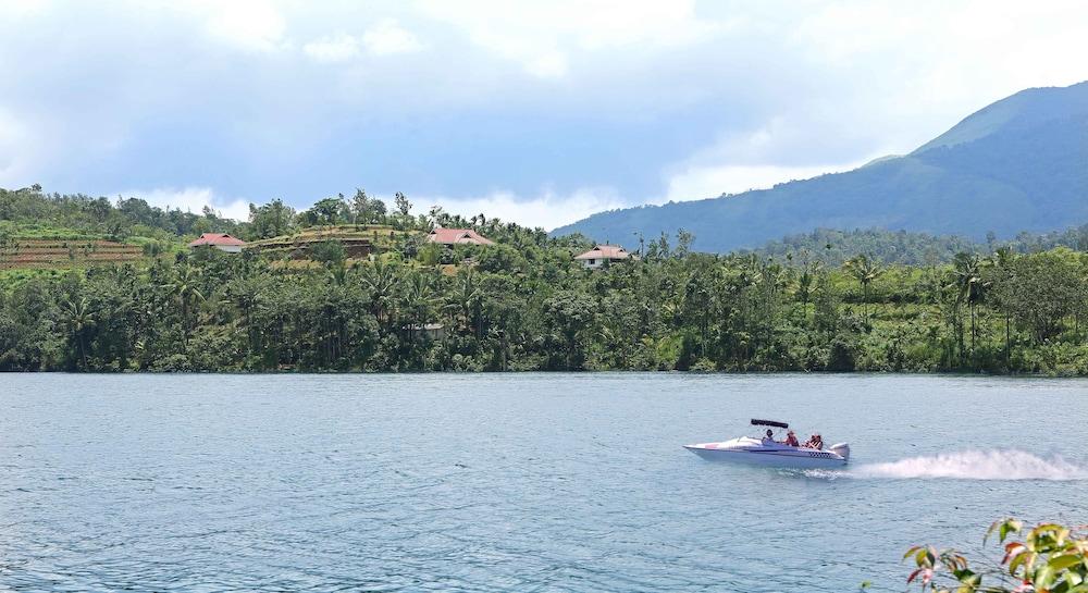 Arayal Resorts: A Unit of Sharoy Resort, Wayanad Infinity Pool