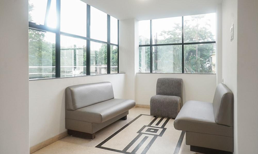 Treebo Brahma Regency Lobby