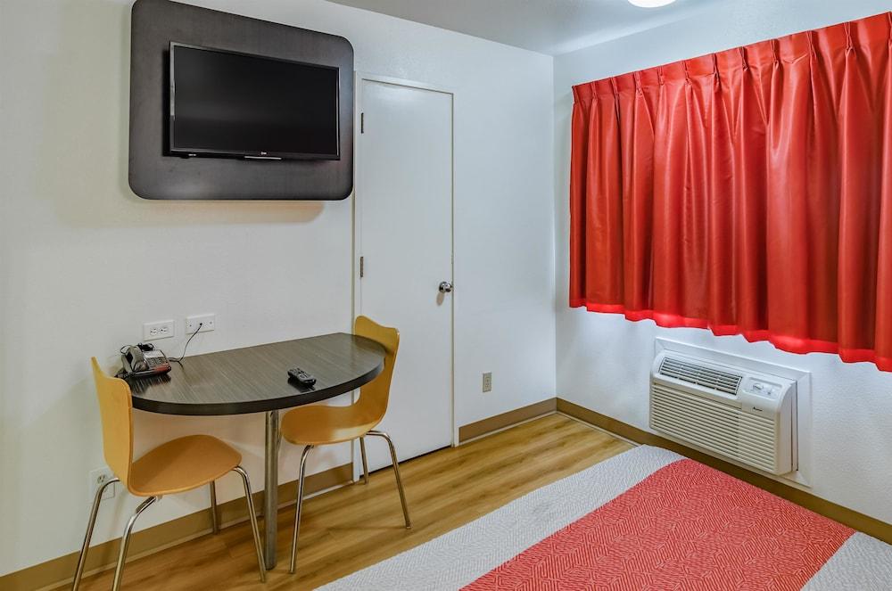 Motel 6 Gresham Guestroom