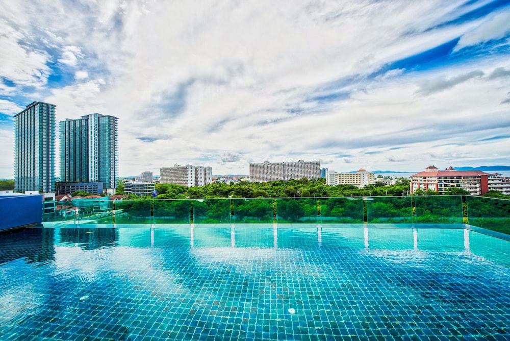 Acqua Condominium Rooftop Pool