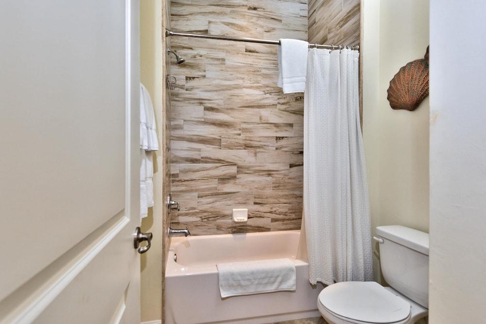 Amalfi Vacation Rental: Stylish 3-BR Retreat Steps from Vanderbilt Beach. Relax by the Private Pool and Enjoy Modern Amenities. Ideal for Families with Easy Access to Mercato and Local Attractions Room