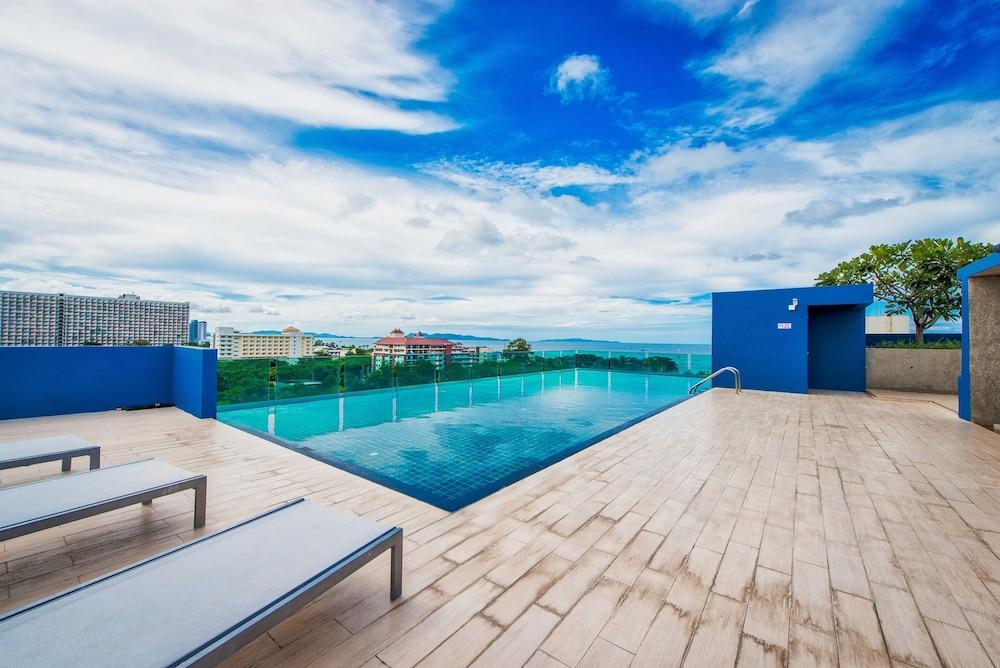 Acqua Condominium Rooftop Pool