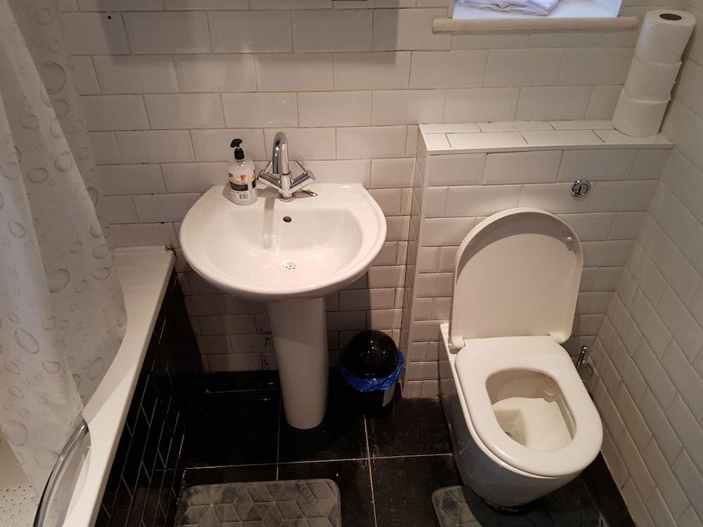 Cogie House Bathroom