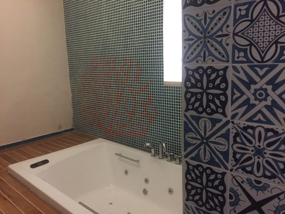 Moo Suite Deluxe Bathroom