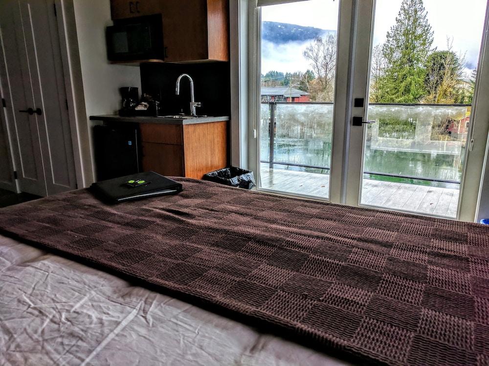 Riverside Inn Room