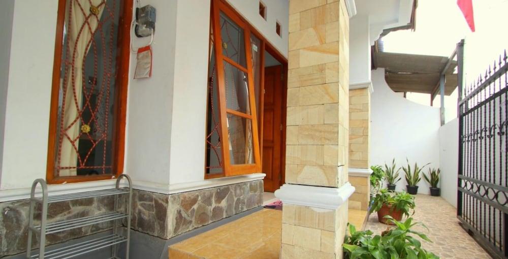 D'Java Homestay Seturan by The GrandJava Exterior
