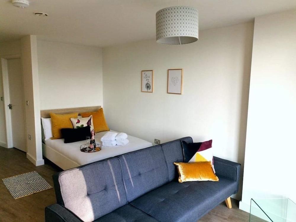 A Modern Studio With Great City Views - 17th Floor, City Views & 2 Minutes to Canal Room