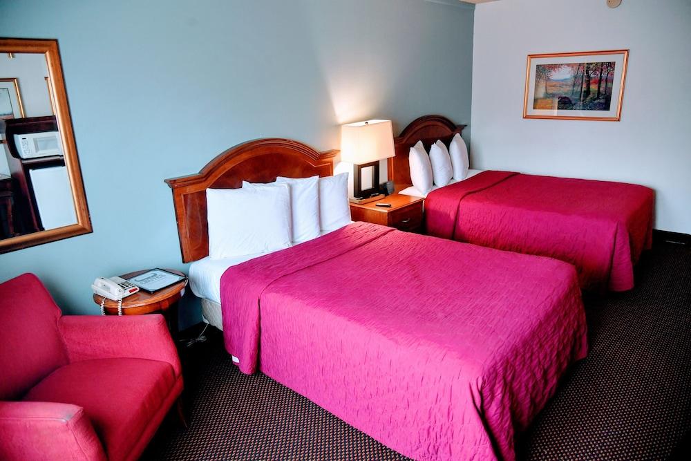 دوجلاس إن آند كونفرانس سنتر