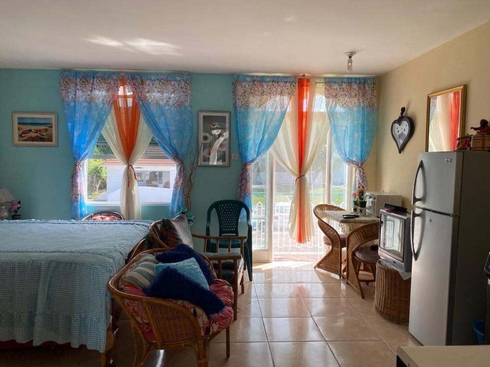 Beautiful 1-bed Beach Side Studio in Montego Bay Room