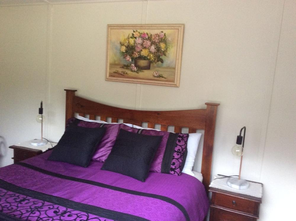 Charm on Douglas Room