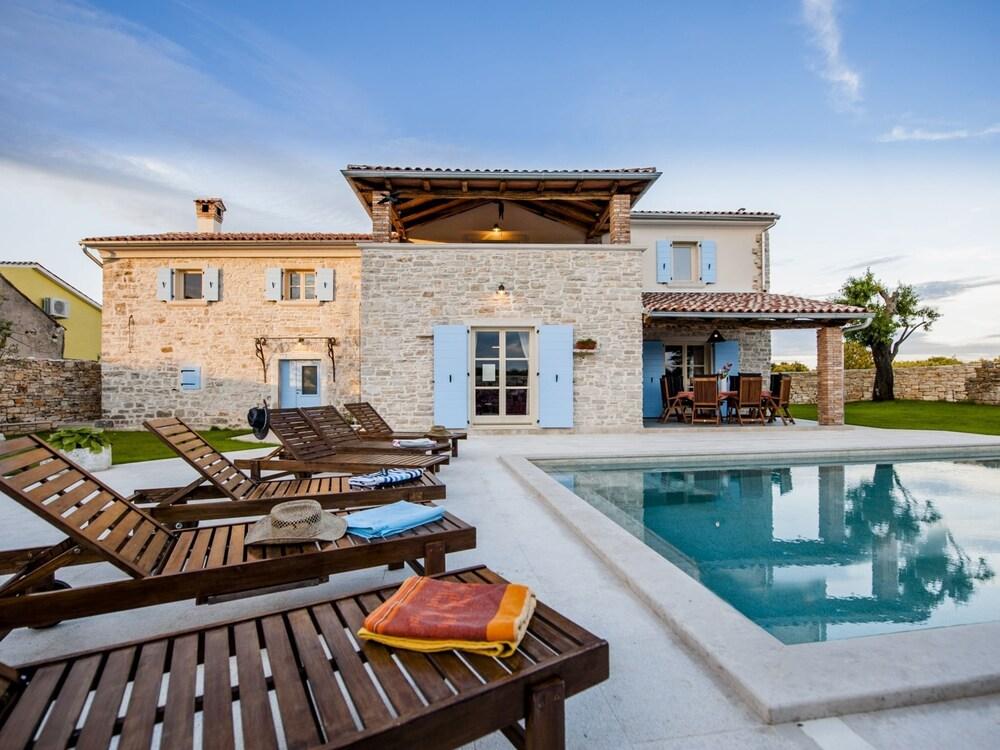 Situated in a Quiet Locatio has Everything What you Need for a Perfect Holiday Exterior
