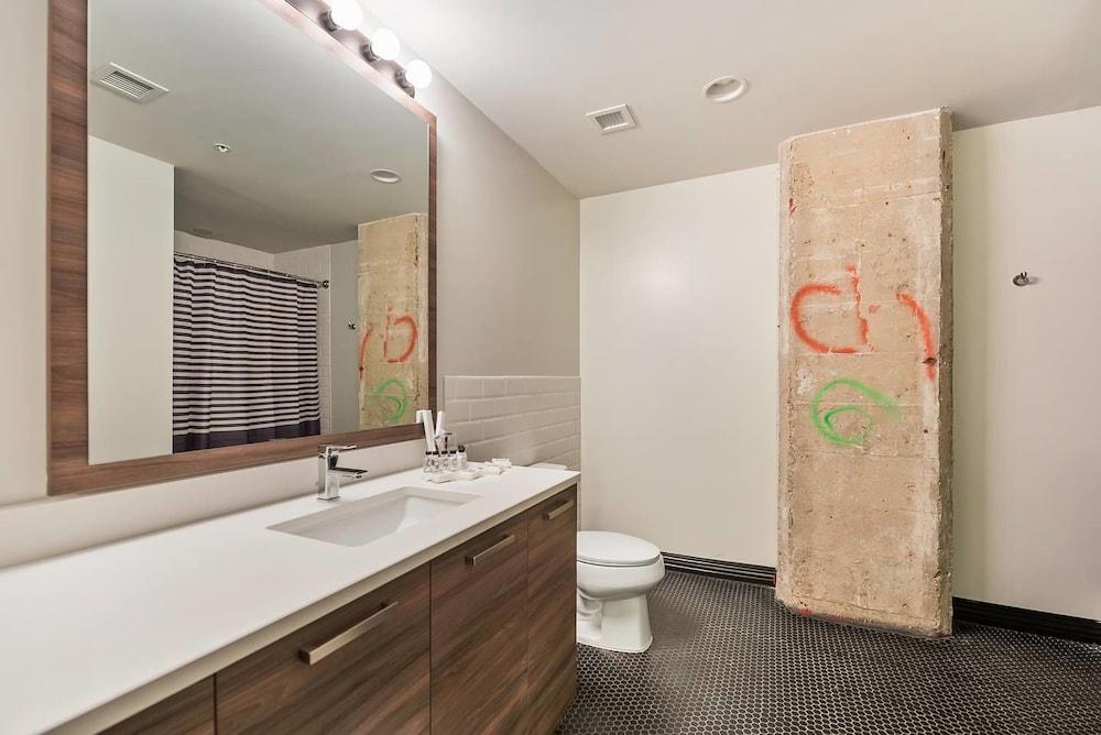 Beautiful 3bd Unit in Perfect Downtown Location Bathroom