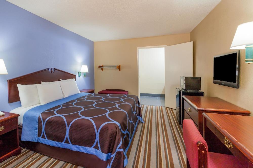Super 8 by Wyndham Mt. Pleasant TX Room