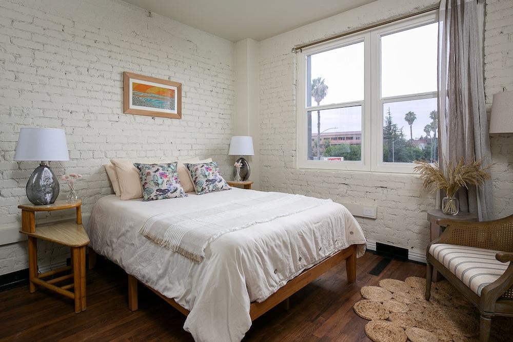 تشارمينج ستوديو نير داون تاون ! ي يس انيتيزيد! غرفة