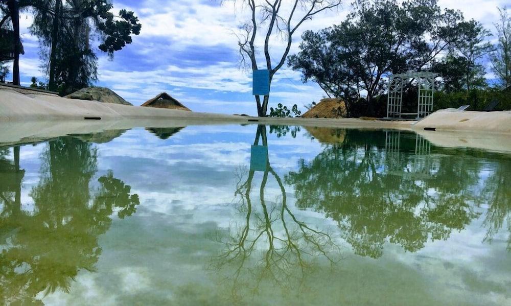 Osix Resort Outdoor Pool
