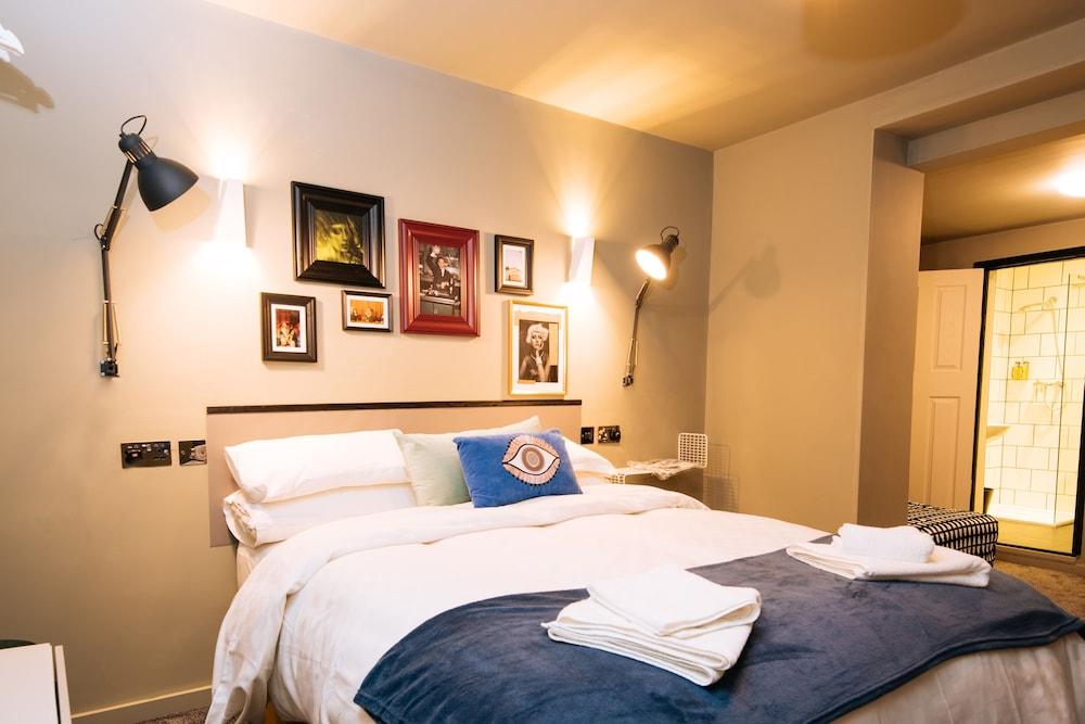 The Warwick by Aura Collection Room