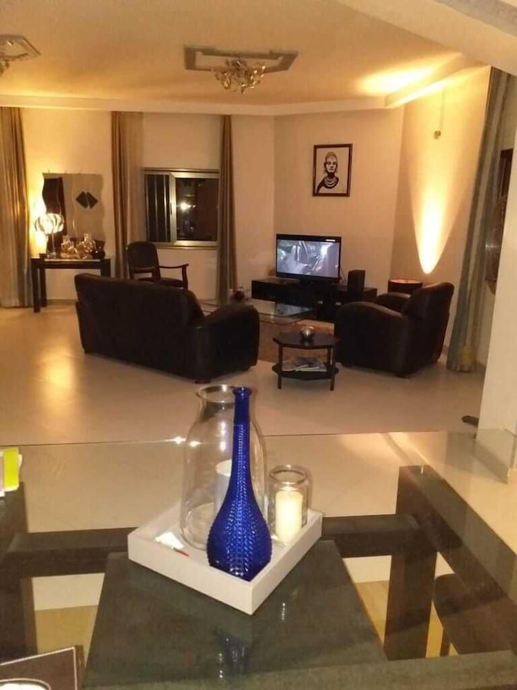 ريزيدونس إم جي إيه ميزون دوت الردهة