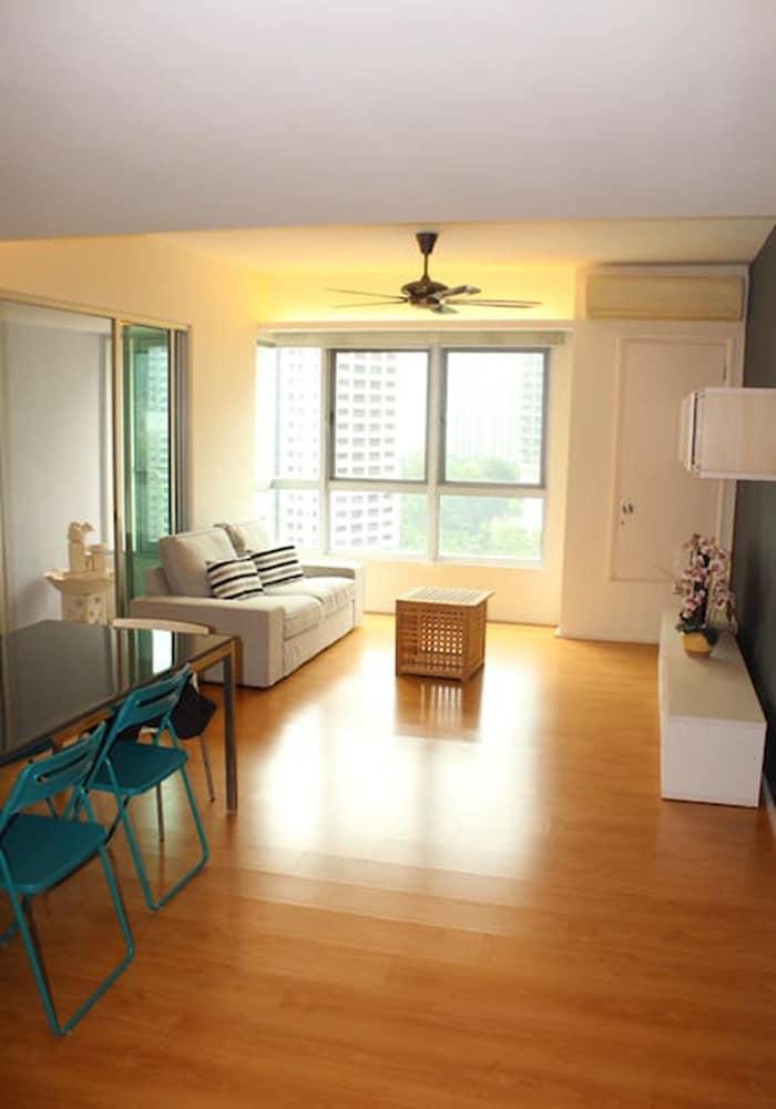 Izen Kiara by SYNC Living Room