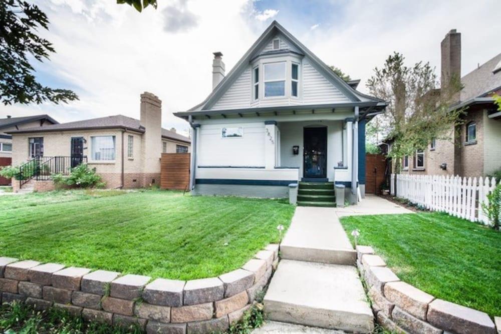 كاسا تيخون، سبلنديد صني سايد سيكلوجن هوت تب الصورة الأساسية